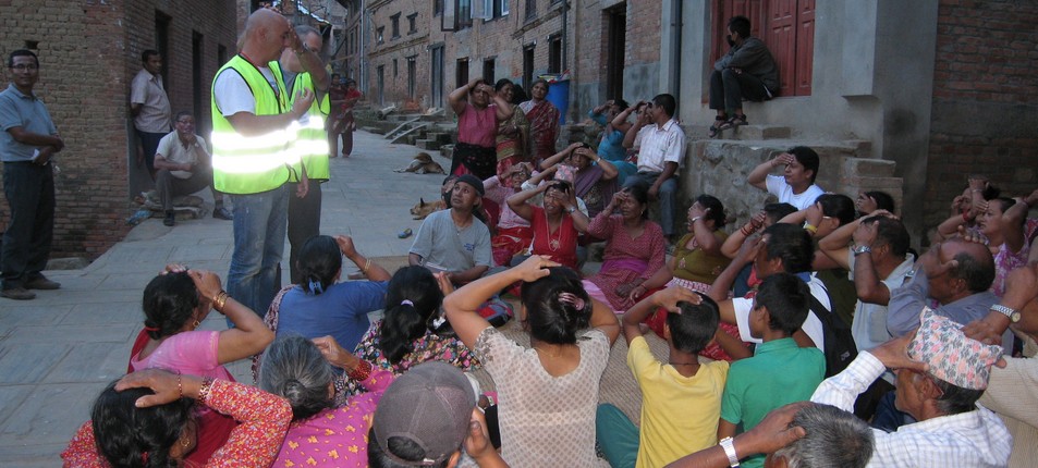 Equipo de manos ayudando en Nepal